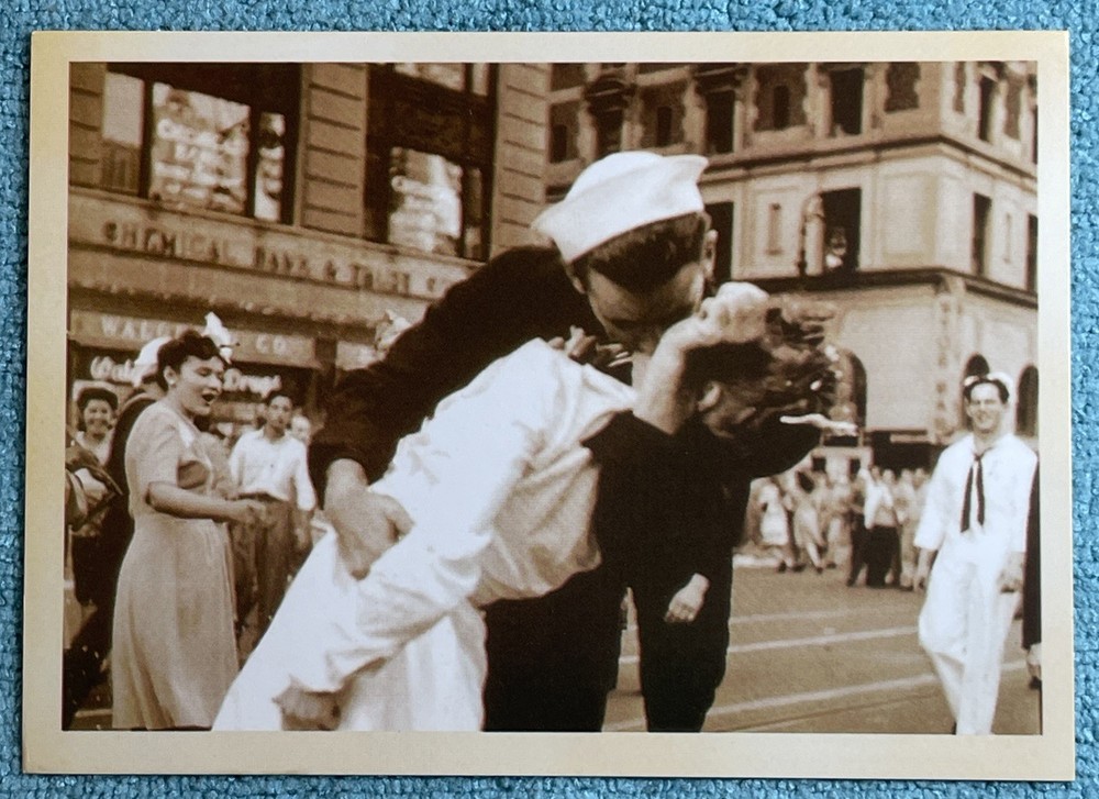 Vintage Reproduction Victory Kiss in Times Square WW2 Close Up Postcard A-6