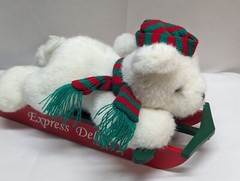 1995 USPS EXPRESS DELIVERY WHITE PLUSH CHRISTMAS TEDDY BEAR ON WOODEN SLED 11.5″