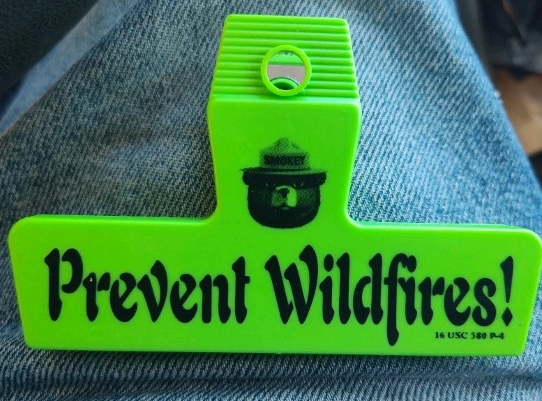 VINTAGE SMOKEY THE BEAR CHIP FOOD BAG CLIP GREEN PREVENT WILDFIRES