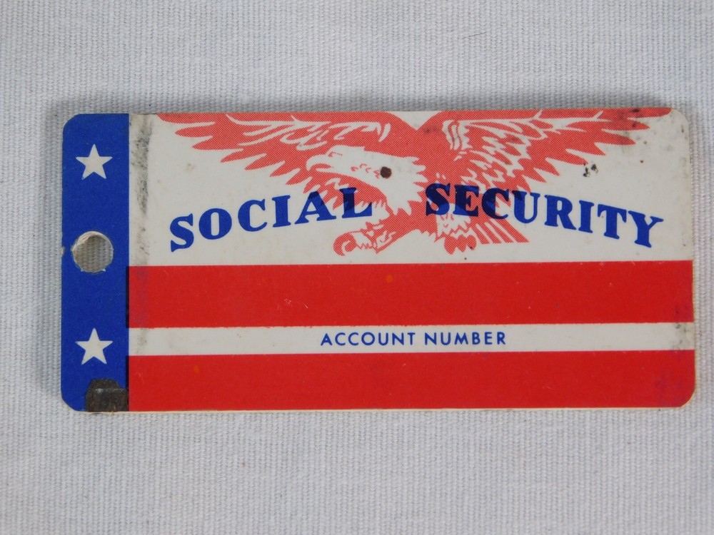 VTG 1970’S PLASTIC SOCIAL SECURITY/ID CARD BLANK KEY FOB CHAIN