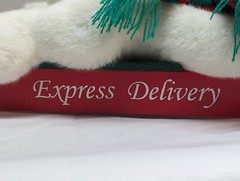 1995 USPS EXPRESS DELIVERY WHITE PLUSH CHRISTMAS TEDDY BEAR ON WOODEN SLED 11.5″
