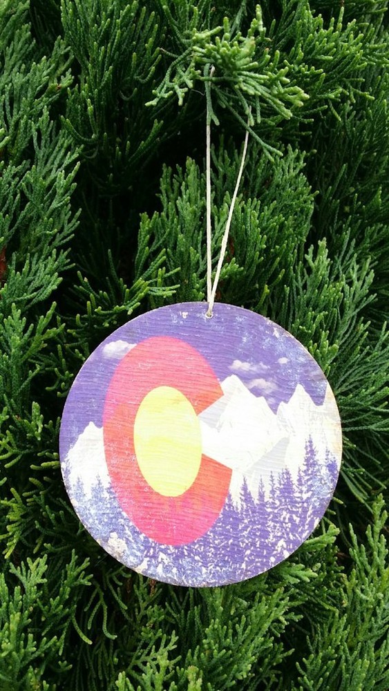 (3) SET OF 3 ASPEN WOOD ORNAMENTS (3″ DIAMETER) COLORADO FLAG RUSTIC LOG CABIN
