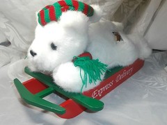 1995 USPS EXPRESS DELIVERY WHITE PLUSH CHRISTMAS TEDDY BEAR ON WOODEN SLED 11.5″