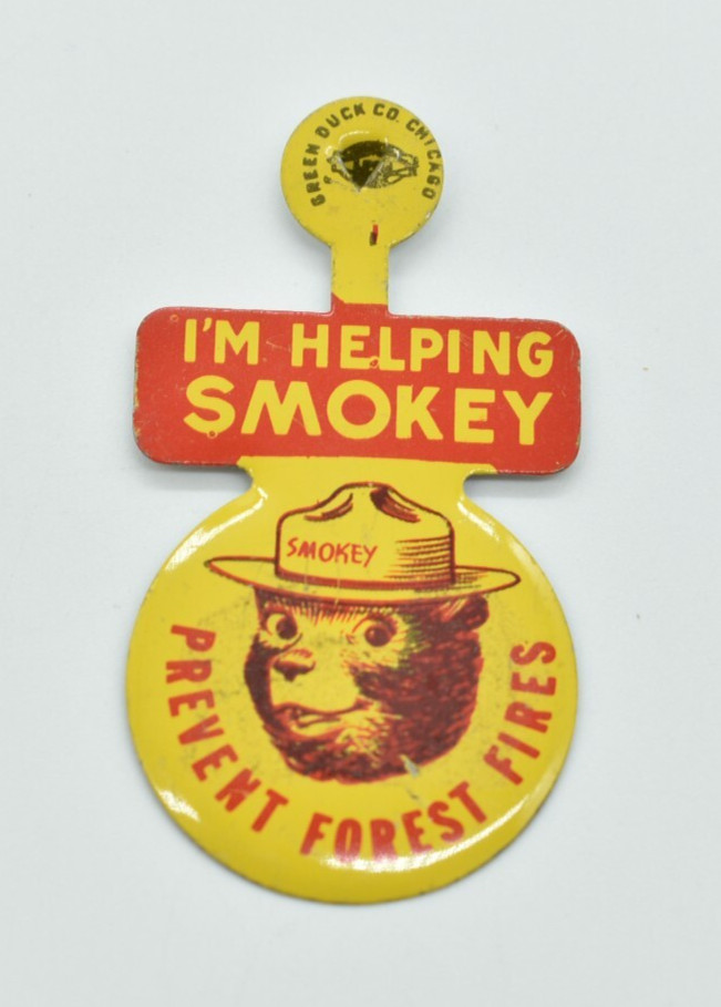 Smokey the Bear – «I’M HELPING SMOKEY» FOLDOVER PIN, Green Duck Co, Chicago, VTG