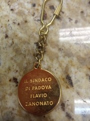 gold tone keychain italian flagl sindaco di padova flavio zanonato